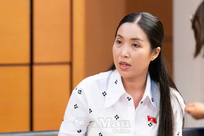 Đại biểu Nguyễn Thị Mỹ Hạnh, Phó Giám đốc phụ trách Nhà hát Cao Văn Lầu,