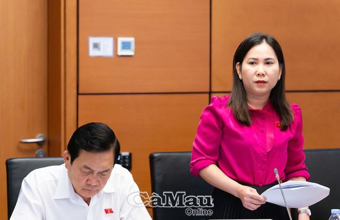 Đại biểu Lê Thị Ngọc Linh, Phó Chủ tịch Ủy ban MTTQ Việt Nam tỉnh Cà Mau, Chủ tịch Hội Liên hiệp Phụ nữ tỉnh Cà Mau, Ủy viên Ủy ban Công tác đại biểu của Quốc hội, phát biểu thảo luận.