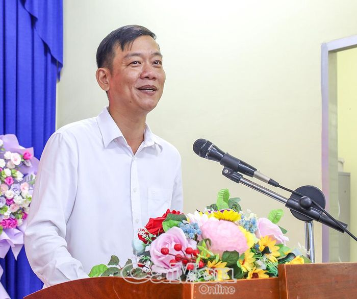 Chủ tịch Ủy ban MTTQ Việt Nam Xã Quách Phẩm Cao Tấn Nhanh điều hành thảo luận tại hội nghị.