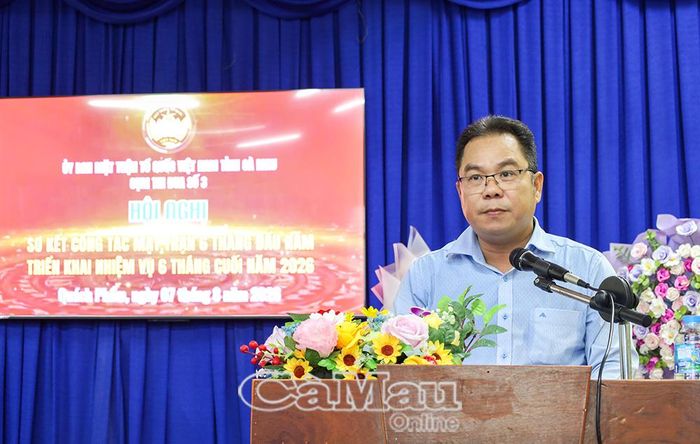 Phó Bí thư Thường trực Đảng ủy Xã Quách Phẩm Trần Việt Tấn phát biểu khai mạc hội nghị.