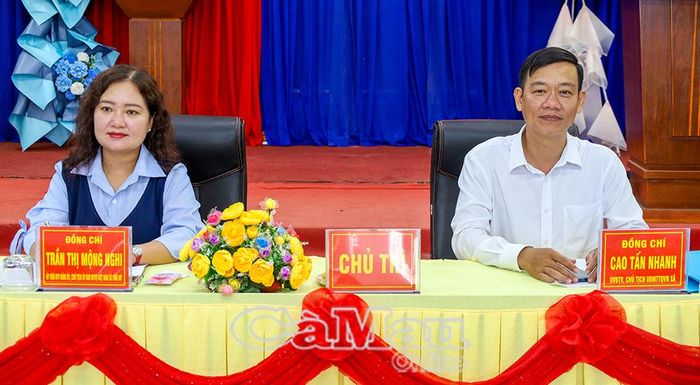 Bà Trần Thị Mộng Nghi, Chủ tịch Ủy ban MTTQ Việt Nam xã Vĩnh Mỹ (Cụm trưởng Cụm thi đua số 3) và ông Cao Tấn Nhanh, Chủ tịch Ủy ban MTTQ Việt Nam Xã Quách Phẩm (Cụm phó Cụm thi đua số 3), chủ trì hội nghị.