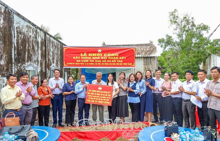 Dịp này, Cụm thi đua số 3 khởi công nhà Đại đoàn kết, hỗ trợ hộ ông Phan Văn Hoành, ấp Nhà Cũ, Xã Quách Phẩm.