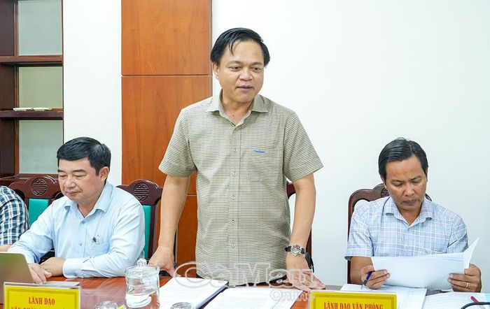 Giám đốc Sở Nông nghiệp và Môi trường tỉnh Tô Hoài Phương đại diện cơ quan được giao chủ trì soạn thảo Nghị quyết, báo cáo việc thực hiện Chương trình Bố trí dân cư trên địa bàn tỉnh.