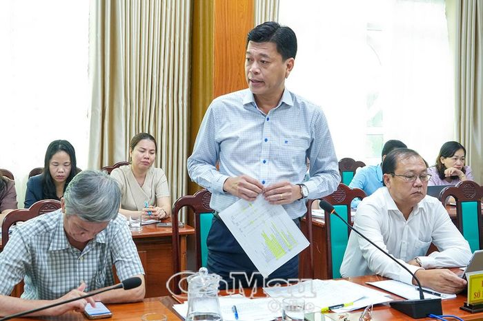 Phó Giám đốc Sở Tài chính Trần Công Khanh đại diện cơ quan được giao chủ trì soạn thảo nghị quyết, báo cáo giải trình một số nội dung.