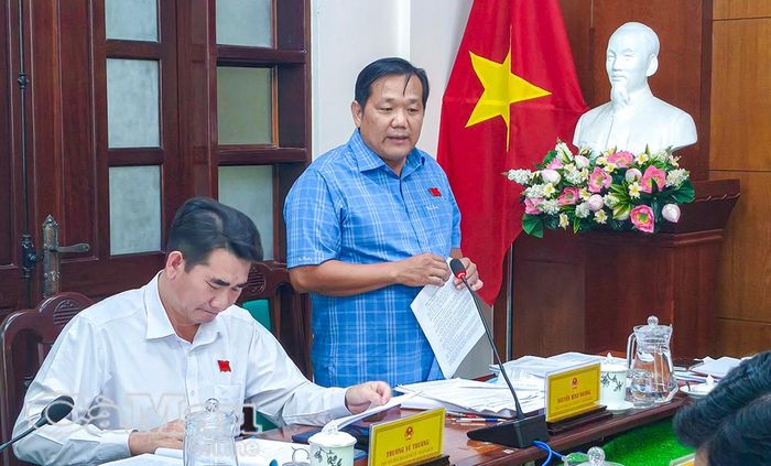 Phó Trưởng ban Kinh tế - Ngân sách HĐND tỉnh Nguyễn Minh Đương đóng góp ý kiến, đánh giá đối với một số tờ trình dự thảo nghị quyết.