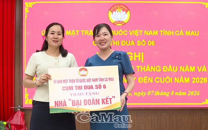 Bà Phan Thị Trang Phượng, Chủ tịch Ủy ban MTTQ VN xã Năm Căn, Cụm trưởng Cụm thi đua số 6 đại diện Cụm thi đua trao tặng 1 căn nhà Đại đoàn kết cho xã Long Điền.