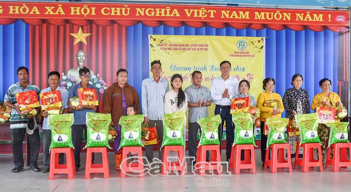 Hơn 160 ngàn suất quà, tương đương 131,64 tỷ đồng, được trao cho hộ nghèo, hộ khó khăn nhân dịp Tết nguyên đán Bính Ngọ.