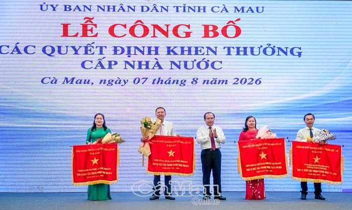 Đồng chí Nguyễn Minh Luân, Phó Chủ tịch UBND tỉnh, thừa uỷ quyền trao Cờ thi đua của Chính phủ cho 4 tập thể có thành tích tiêu biểu.