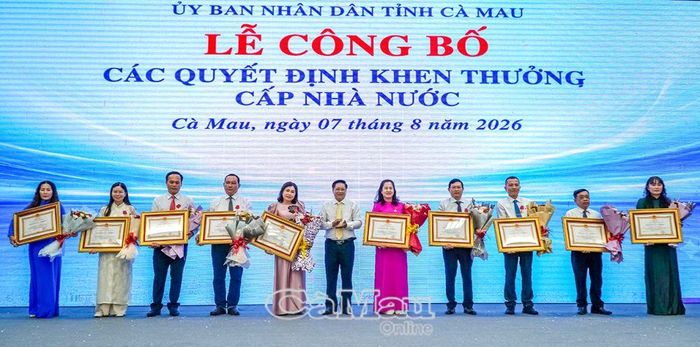 Đồng chí Bùi Tấn Bảy, Phó Chủ tịch HĐND tỉnh, thừa uỷ quyền trao Huân chương Lao động của Chủ tịch nước cho các tập thể, cá nhân có thành tích xuất sắc trong sự nghiệp giáo dục.