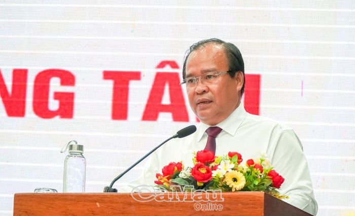 Đồng chí Nguyễn Minh Luân đề nghị ngành Giáo dục tiếp tục đẩy mạnh chuyển đổi số, nâng cao chất lượng giáo dục và phát triển nguồn nhân lực, đáp ứng yêu cầu nhiệm vụ trong tình hình mới.