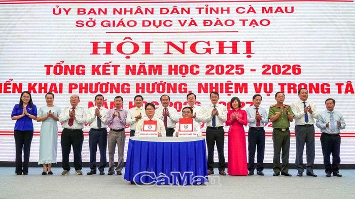Trước sự chứng kiến của lãnh đạo HĐND, UBND tỉnh, Sở GD&ĐT ký kết quy chế phối hợp với các sở, ngành, đơn vị nhằm nâng cao hiệu quả thực hiện nhiệm vụ trong giai đoạn mới.