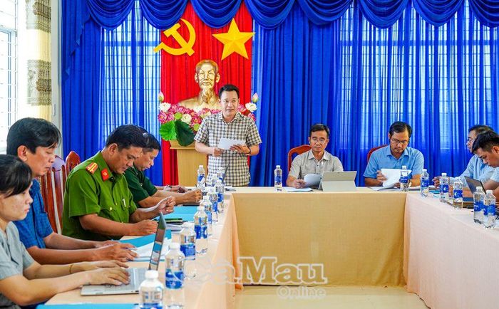 Ông Lê Tấn Công, Phó Chủ tịch UBND xã Đầm Dơi, báo cáo kết quả thực hiện Chỉ thị 01 trên địa bàn xã.