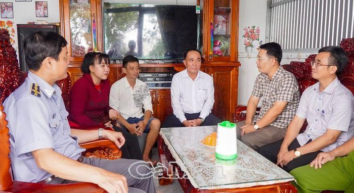  Qua tuyên truyền, vận động, ông Phạm Anh Tuấn (thứ 3 từ trái sang), ấp Tân Thành, xã Đầm Dơi, tự nguyện giao nộp bộ kích điện và chuyển đổi nghề nghiệp.