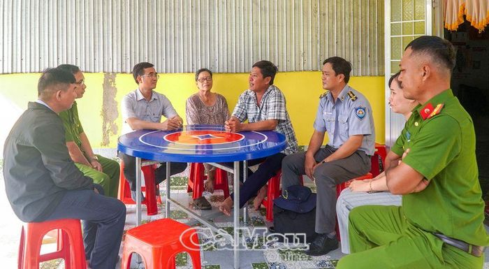 Ông Nguyễn Phong Nhã (thứ 4 từ phải sang) ở ấp Tân Đức, xã Tân Thuận, đã bỏ nghề "xiệc" thủy sản để chuyển sang nghề buôn bán trong 3 năm qua.