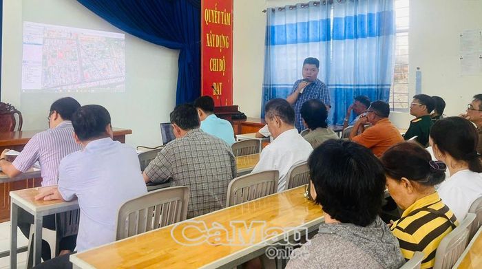 Đại diện đơn vị chuyên môn trình chiếu bản đồ ranh giới dự án để các hộ dân theo dõi phạm vi thu hồi đất. Ảnh: THANH BÌNH