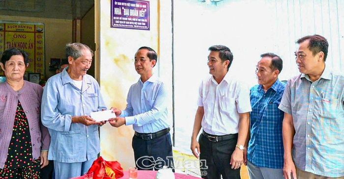  Đồng chí Hồ Thanh Thuỷ trao quà chúc mừng ông Mai Thành Chiến trong ngày đón nhận nhà mới.
