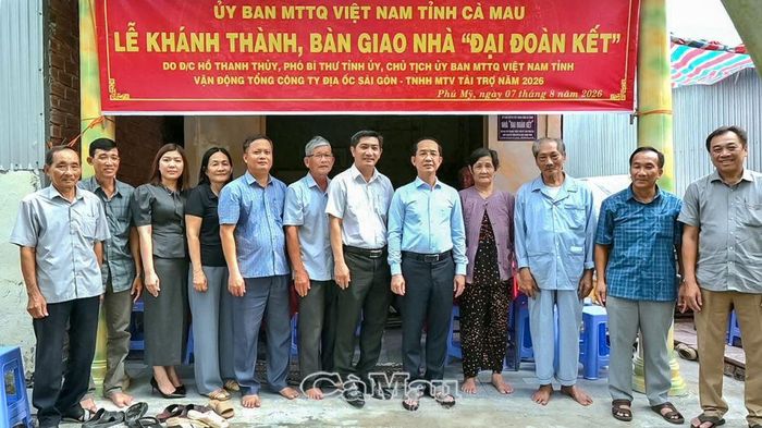 Ban Thường trực Uỷ ban MTTQ Việt Nam tỉnh Cà Mau cùng chính quyền địa phương lưu lại khoảnh khắc ý nghĩa với gia đình ông Mai Thành Chiến trong ngày đón nhận nhà Đại đoàn kết.