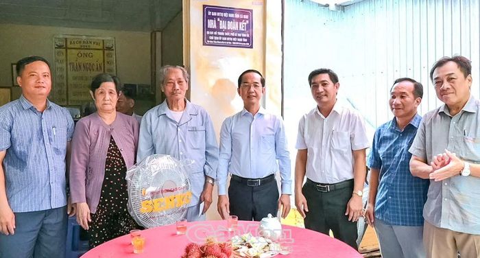 Đại diện Ban Thường trực Uỷ ban MTTQ Việt Nam tỉnh Cà Mau cùng chính quyền địa phương trao tặng quà, chia sẻ niềm vui với gia đình ông Mai Thành Chiến trong ngày bàn giao nhà Đại đoàn kết.