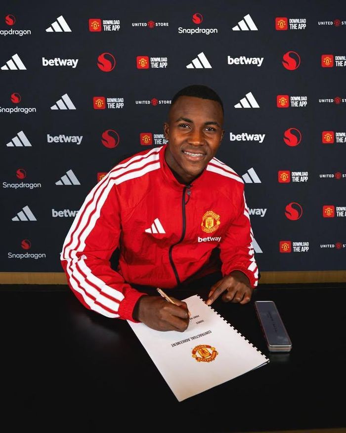 Cristian Orozco gia nhập Manchester United sau khi hoàn tất mọi thủ tục chuyển nhượng từ Fortaleza CEIF