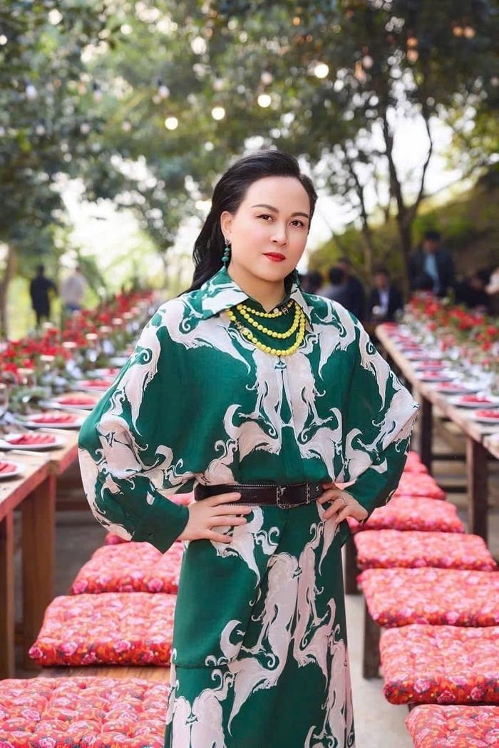 Nữ doanh nhân tham gia nhiều sự kiện showbiz, có mối quan hệ thân thiết với giới nghệ sĩ.