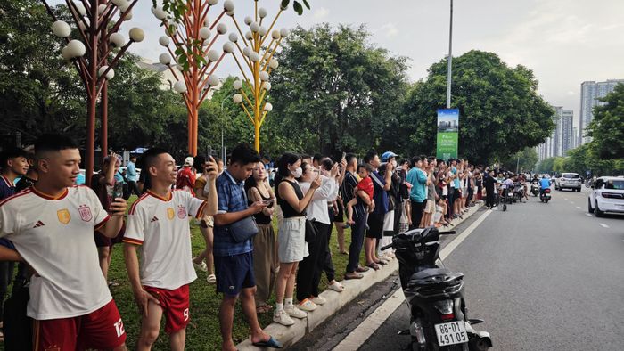 Nhiều người đã tụ tập từ chiều.