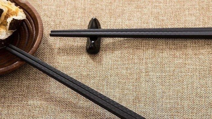 Nếu đũa gặp tình trạng bị mốc hoặc gỉ thì bạn nên thay ngay. Ảnh minh họa