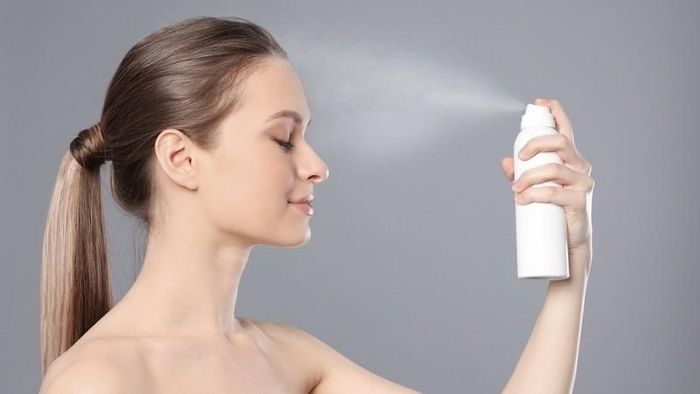 Không nên dùng xịt khoáng để thay thế bước dưỡng ẩm. Ảnh minh họa