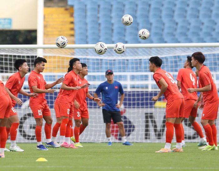 Dù không khí tập luyện diễn ra tích cực, HLV Kim Sang-sik vẫn phải đối mặt với nỗi lo nhân sự khi nhiều gương mặt quan trọng bất ngờ vắng mặt.