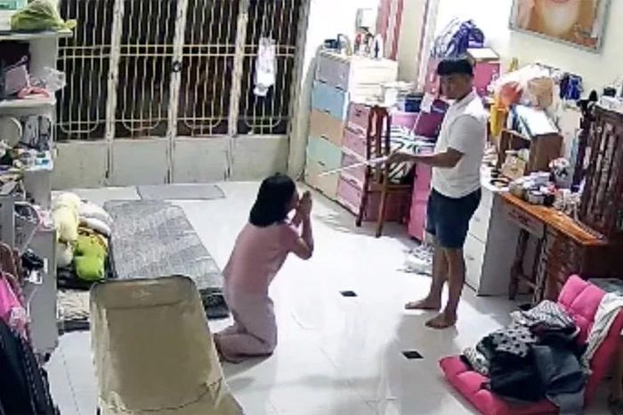 Tạm giữ Dương Đại Long dùng thanh gỗ đánh vào người con của người tình trong nhiều ngày. Ảnh cắt từ clip