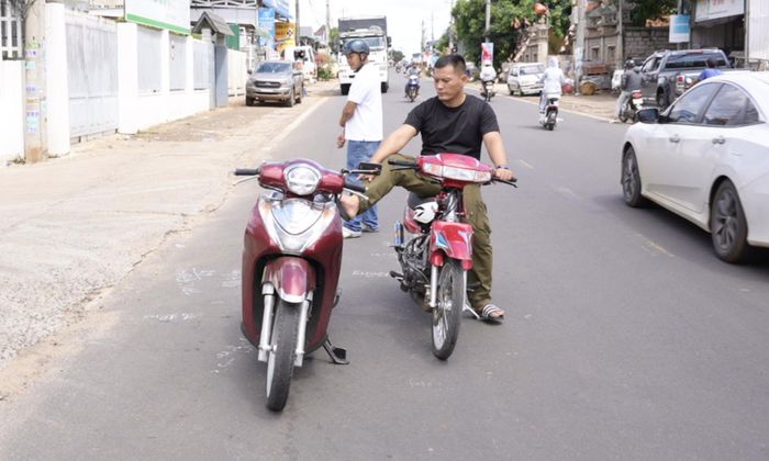 Đối tượng Thuận mô phỏng lại hành động đạp xe khi thực nghiệm hiện trường 