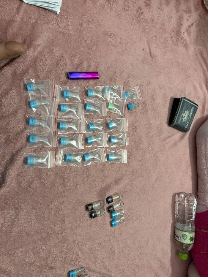 Tang vật thu giữ gồm tinh dầu chứa Etomidate, đầu Pod Chill và nhiều dụng cụ pha chế