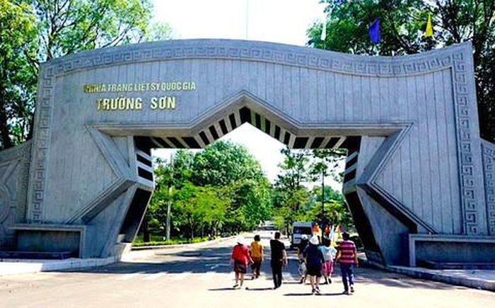 Cổng vào Nghĩa trang Liệt sĩ Quốc gia Trường Sơn