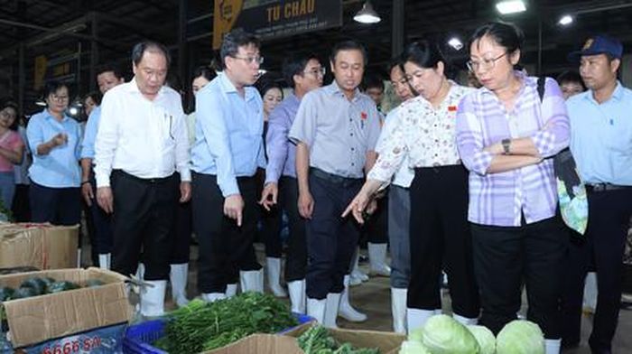 Ông Huỳnh Thanh Nhân - Phó Chủ tịch HĐND TPHCM trực tiếp đi kiểm tra công tác bảo đảm an toàn thực phẩm tại chợ đầu mối
