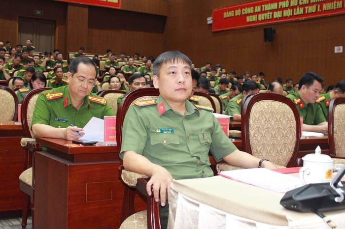 Các đồng chí Phó Giám đốc Công an TPHCM cùng đại biểu tham dự tại điểm cầu CATP