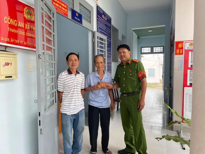 CA xã Thạnh Đức trao trả tài sản cho người dân
