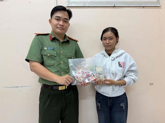Công an xã Vĩnh Châu bàn giao toàn bộ giấy tờ và tài sản cho em Bùi Thị Ngọc Huyền