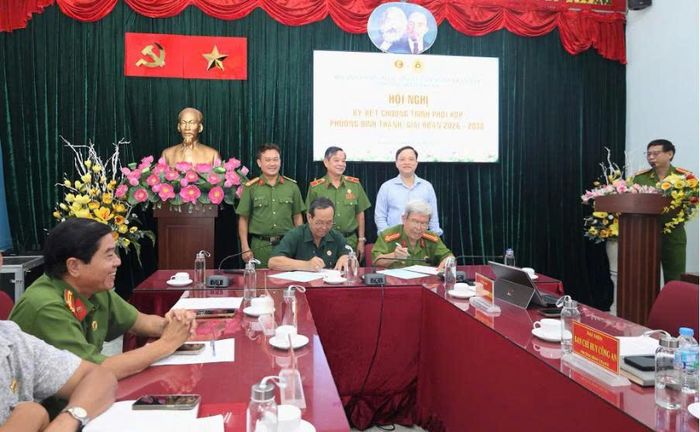 Các đồng chí lãnh đạo chứng kiến Chủ tịch 2 Hội Cựu Chiến binh và Cựu CAND phường Bình Thạnh ký kết Chương trình phối hợp giai đoạn 2026 - 2030. 