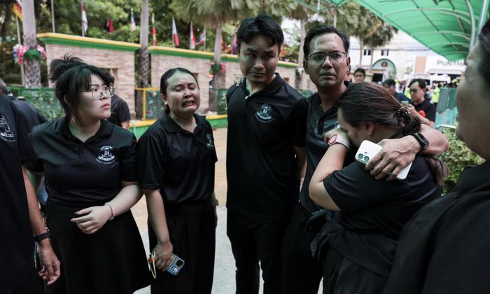 Một giáo viên bật khóc - Ảnh: Reuters