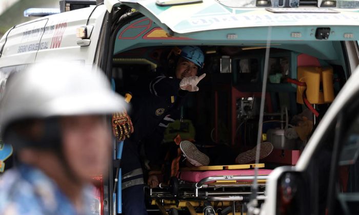 Một giáo viên bị thương được chuyển viện cấp cứu sau vụ xả súng - Ảnh: Reuters