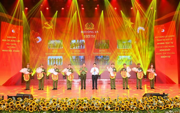 Thứ trưởng Lê Văn Tuyến; Bí thư Thành ủy Hải Phòng Lê Ngọc Châu trao cờ lưu niệm và hoa tặng 8 đội thi tham dự vòng chung kết Hội thi.