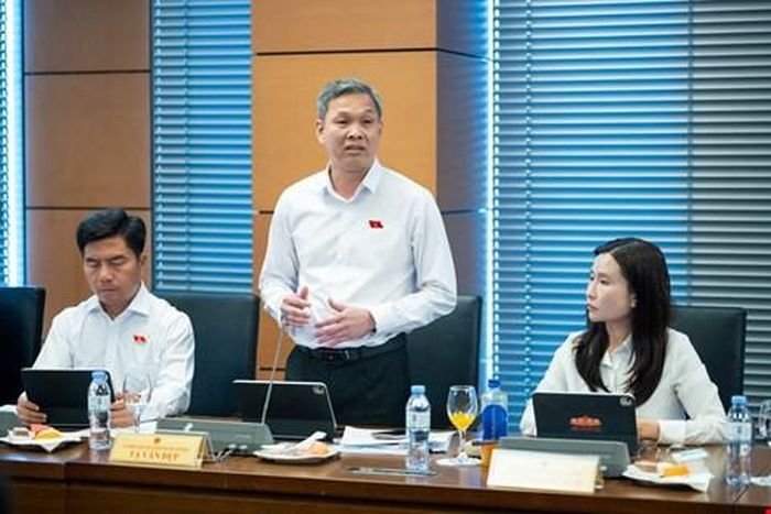 Thiếu tướng Tạ Văn Đẹp, Phó Giám đốc Công an TP Hồ Chí Minh, đại biểu Quốc hội Đoàn TP Hồ Chí Minh góp ý Dự thảo Luật