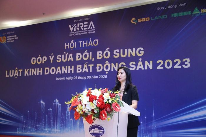 Bà Hoàng Thu Hằng, Phó Cục trưởng Cục Quản lý nhà và thị trường bất động sản (Bộ Xây dựng) phát biểu tại hội thảo. Ảnh: VARS