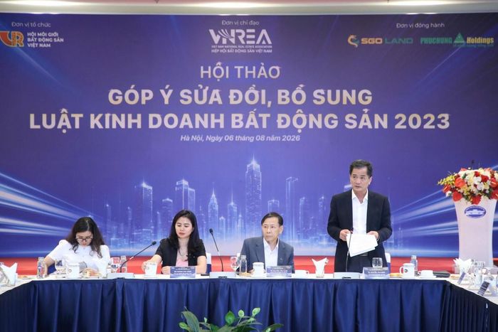 TS. Nguyễn Văn Đính, Phó Chủ tịch Hiệp hội Bất động sản Việt Nam; Chủ tịch Hội Môi giới Bất động sản Việt Nam phát biểu tại hội thảo. Ảnh: VARS