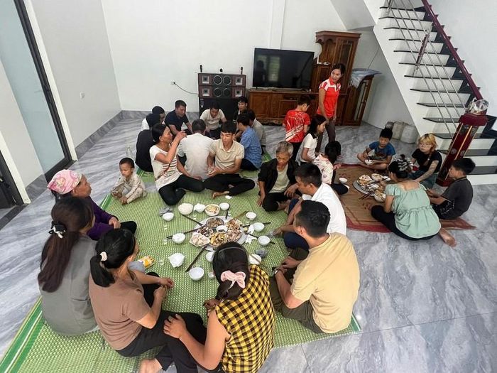 Bữa cơm đoàn tụ của gia đình chị Triệu Thị Chíp.