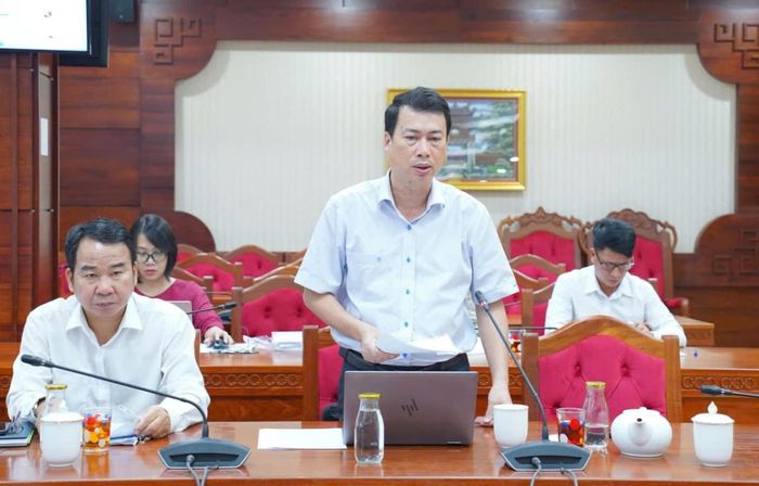 Giám đốc Sở Văn hóa, Thể thao và Du lịch Trần Hồng Tiến phát biểu trong cuộc họp.