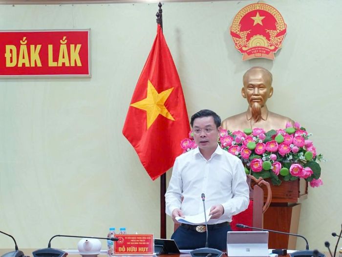 Chủ tịch UBND tỉnh Đỗ Hữu Huy phát biểu trong cuộc họp.