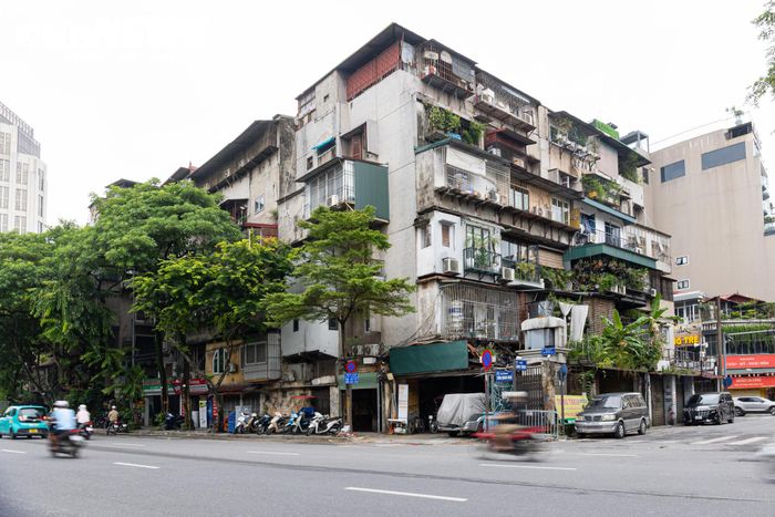 Công trình nằm tại vị trí đắc địa với ba mặt tiền, trong đó hai mặt tiếp giáp khu phố cổ. Phía Bắc giáp phố Hàng Thùng, phía Tây giáp phố Hàng Tre, phía Đông giáp đường Trần Quang Khải và phía Nam giáp khu đất của Viện Chiến lược phát triển giao thông vận tải. Khu nhà cách bờ Hồ Gươm chỉ hơn 200m.