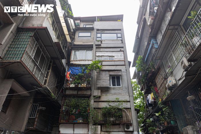Sau gần 40 năm đưa vào sử dụng, cụm công trình đã xuống cấp. Theo kết quả kiểm định của Sở Xây dựng, một số kết cấu không còn đáp ứng yêu cầu chịu lực, xuất hiện nguy cơ mất an toàn cục bộ.