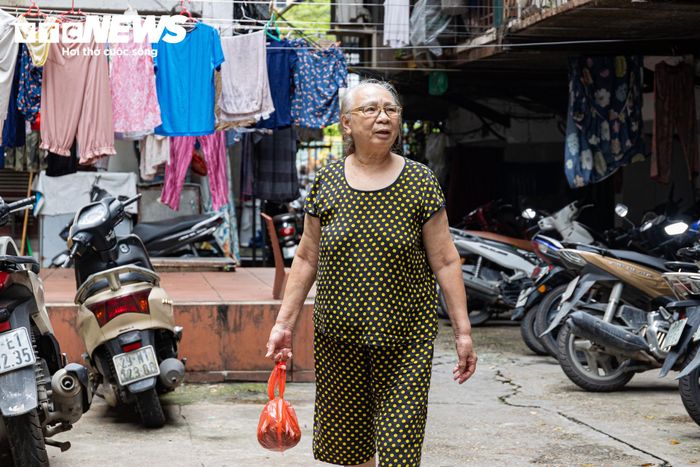 Sinh sống tại đây gần 20 năm, bà Nguyễn Thị Nhật cho biết công trình có lợi thế nằm ngay trung tâm Hà Nội giúp cư dân dễ dàng tiếp cận hệ thống trường học, bệnh viện và các tiện ích công cộng.