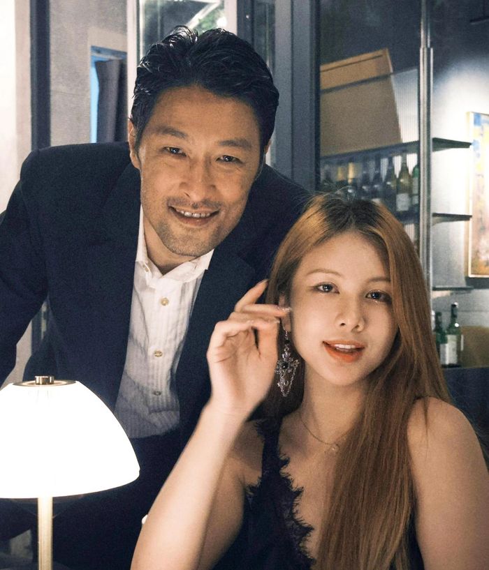 Johnny Trí Nguyễn và bạn gái tin đồn kém 24 tuổi.